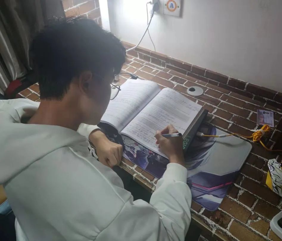 温书迎考 人工智能学院2021级电信类4班开展 期末诚信考试 主题班会