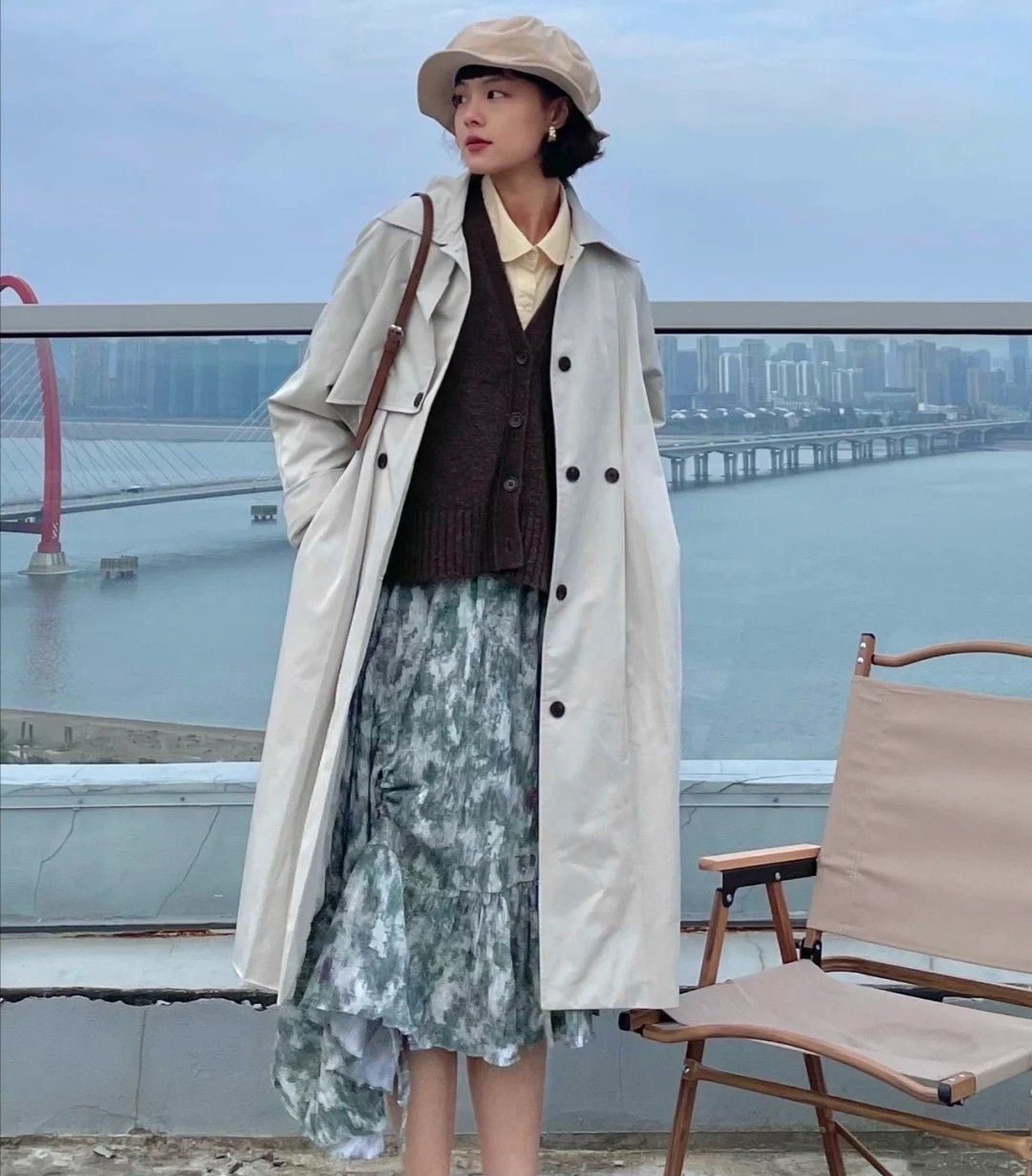 春天一定不能错过的一组搭配,叫"长风衣 碎花裙",显瘦又优雅