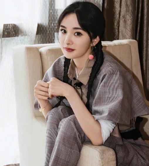 杨幂双尾麻花辫少女风—清新装扮，青春靓丽，俏皮灵动