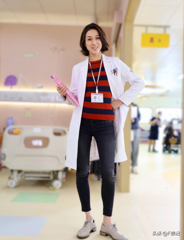 竞争视后？钟嘉欣有儿子相陪返港很开心 儿子亲吻其脸颊显甜蜜