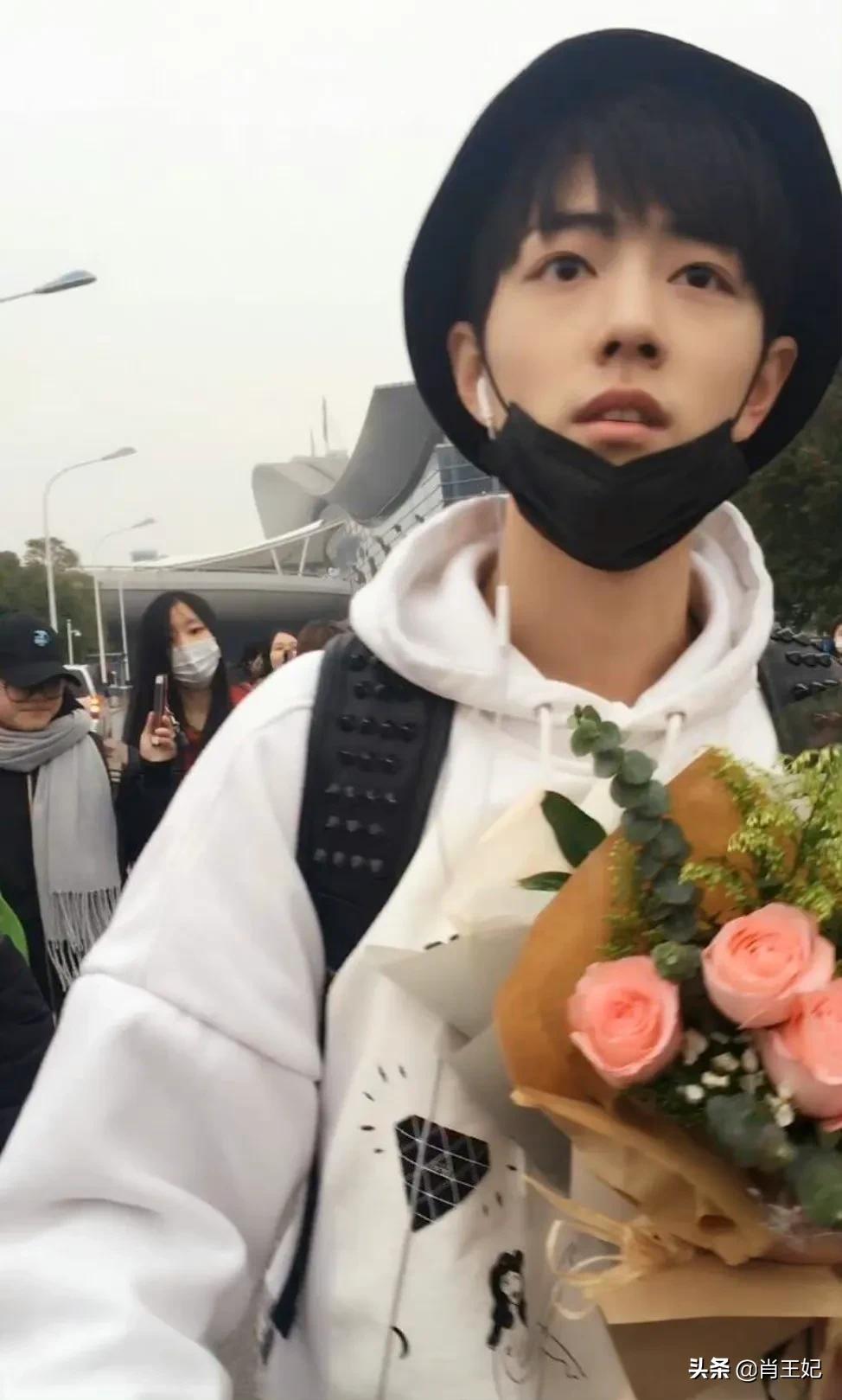 桃桃的一组生图,肖战的眼睛真好看,灵气逼人鲜花与少年绝配