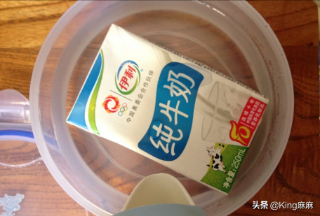 热牛奶，用微波炉还是用开水烫？牢记3不能，为了健康，别做错了