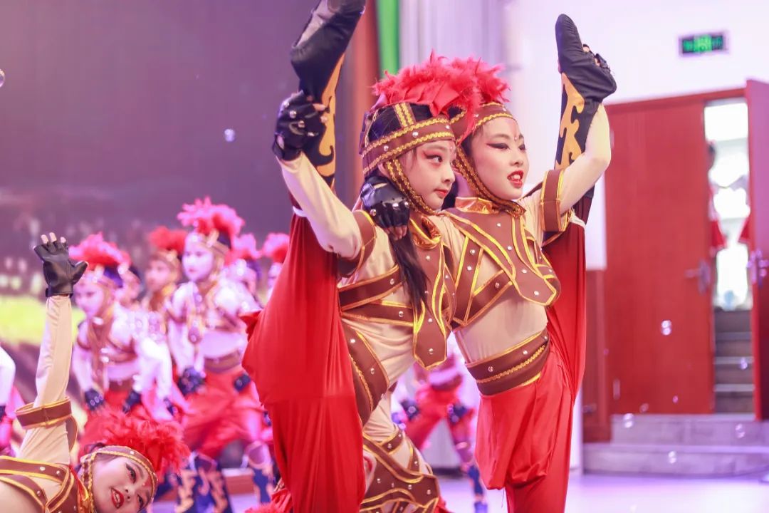 华阳实验小学举行“童星耀五月·艺术绽花开”群舞比赛（续）