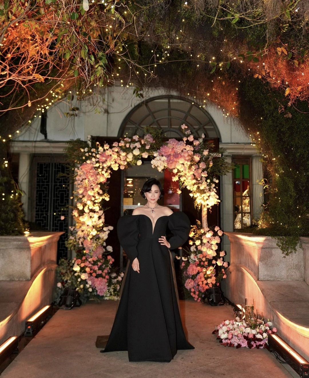 梁朝伟罕晒夫妻恩爱合影为老婆庆生，他坐扶手刘嘉玲坐沙发地位高