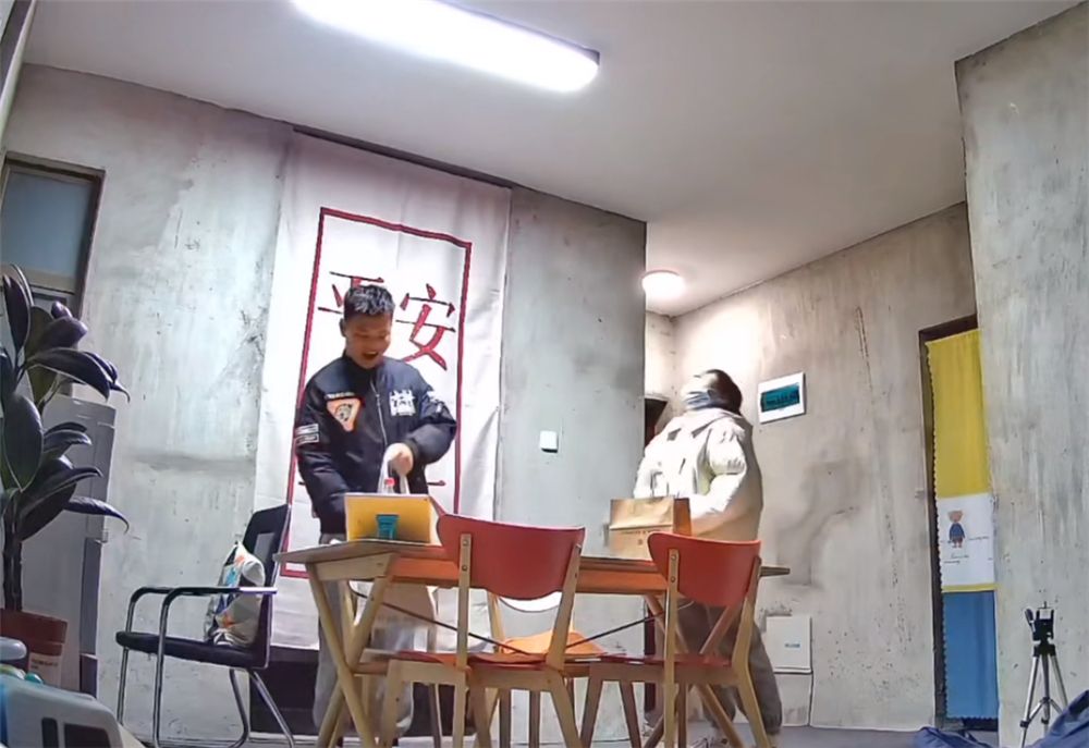 95后小情侣自装温馨小家，简约风打造幸福爱巢