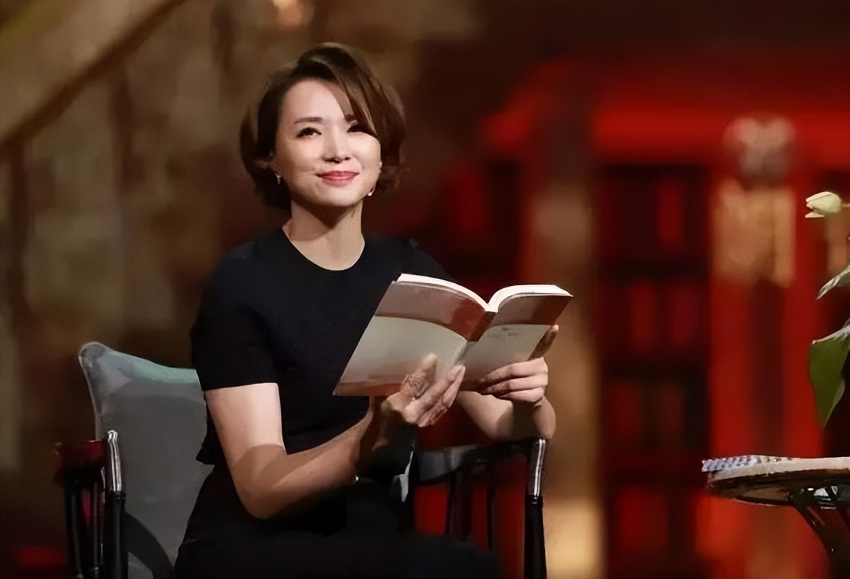 她父亲是央视台长，母亲是著名播音员，她能接替董卿的位置吗？