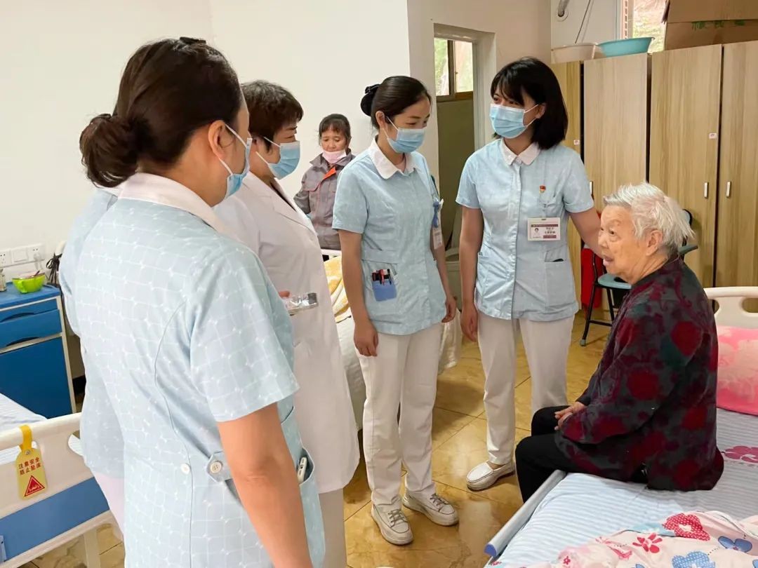 射洪市中医院护理专家团队走医养结合中心开展义诊活动