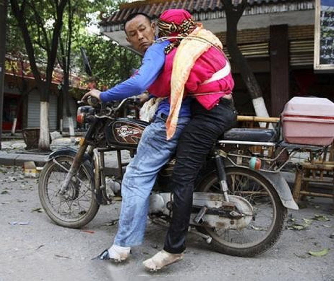 08年地震，吴家芳背亡妻回家感动无数国人，为何半年后却遭人辱骂