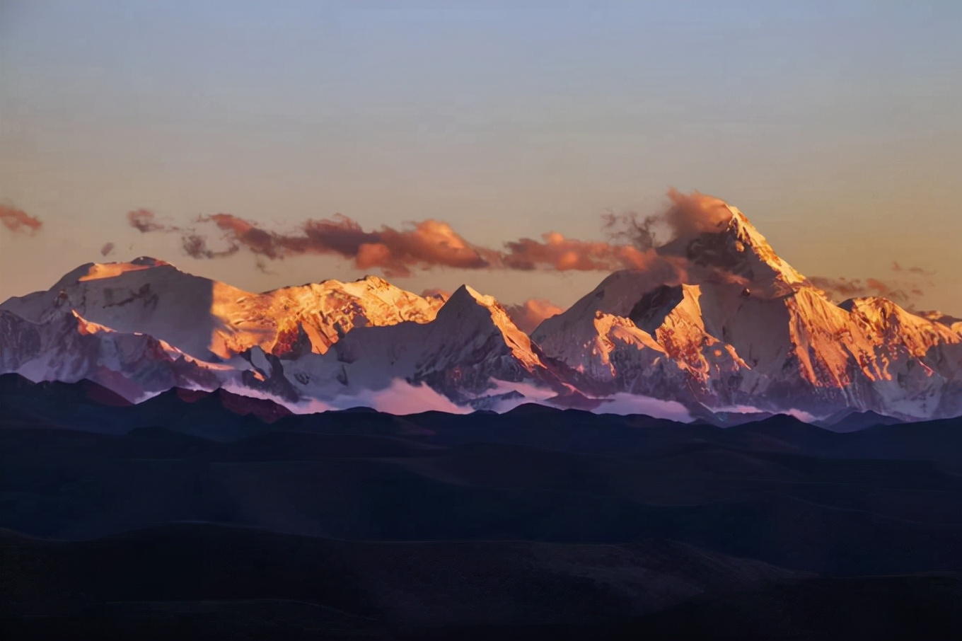 贡嘎雪山，屹立于众峰之巅，气势磅礴，高大险峻，被誉为蜀山之王