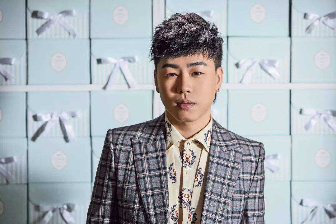 胡彦斌深夜聚会被拍,与女性友人贴耳说悄悄话,杨天真李诞也现身