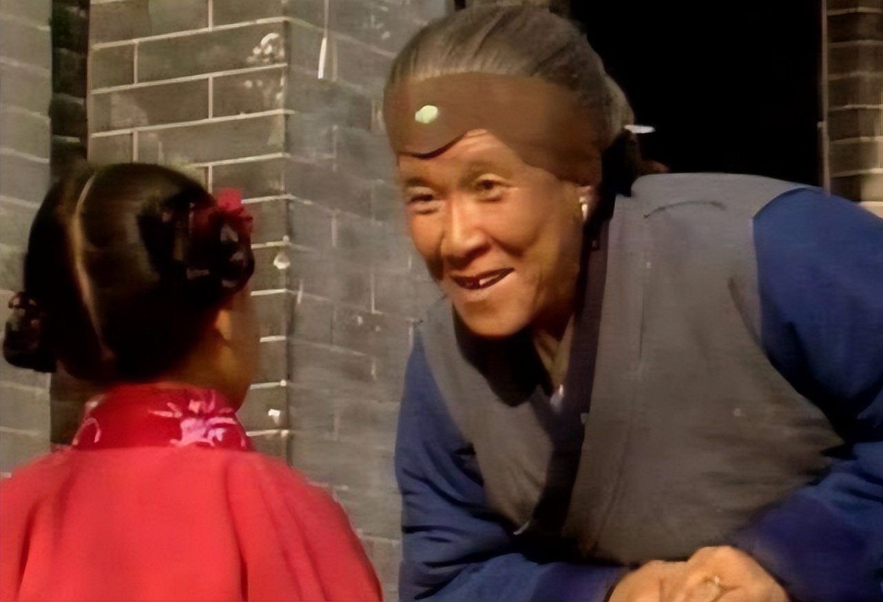 91岁刘姥姥沙玉华罕见露面，皮肤松弛脸型变样，脖子上挂大串珍珠