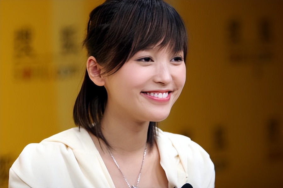 网曝金莎确诊新冠，救护车上发朋友圈报平安，工作人员回应证实