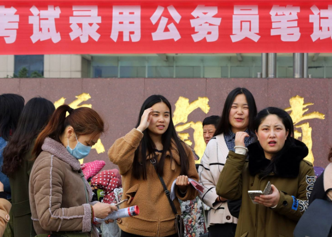 没有对比就没有伤害，大学生成为公务员，干8个月左右挣了5万多