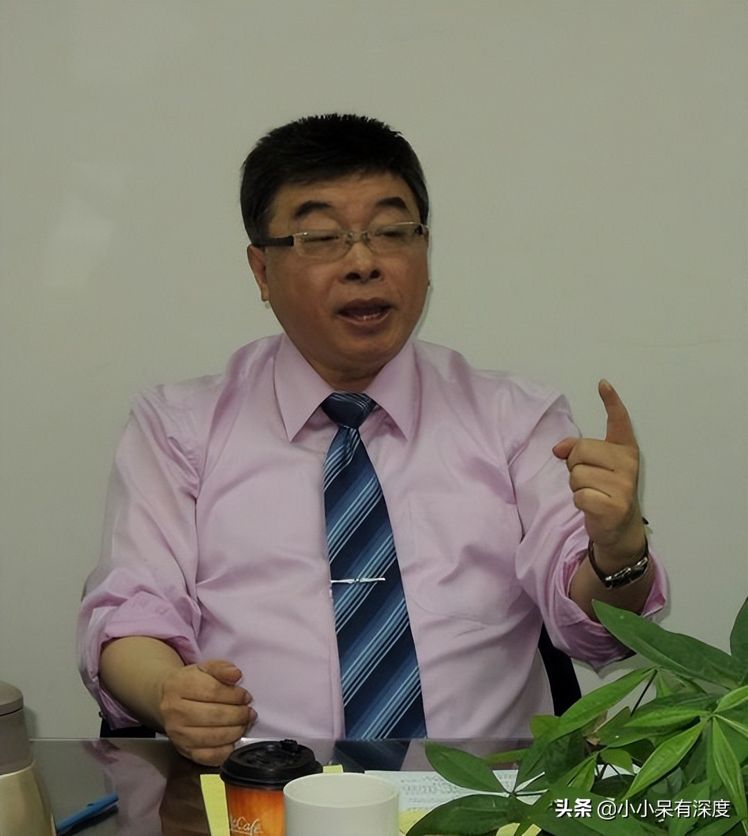 台湾邱毅教授，他铿锵有力地点评，在中国大陆圈粉无数，深受欢迎