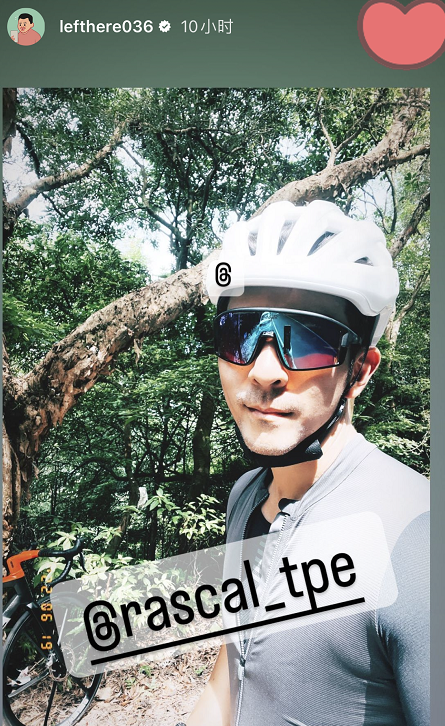 17岁梧桐妹低调庆生，晒自拍越长越像亲爸爸，与狗合影身边无亲人