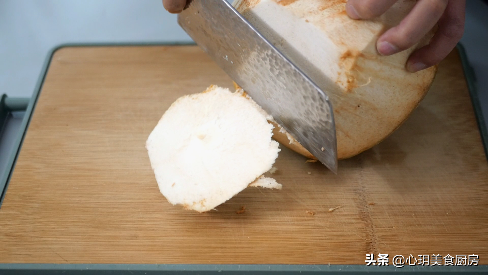 椰肉怎么取出来方便（简单五步取出椰肉很轻松）