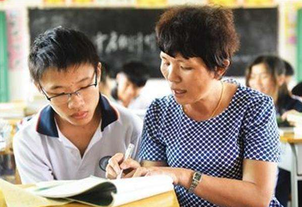 高考后才明白，普通班“鸡头”和重点班凤尾，差别可不仅仅是成绩