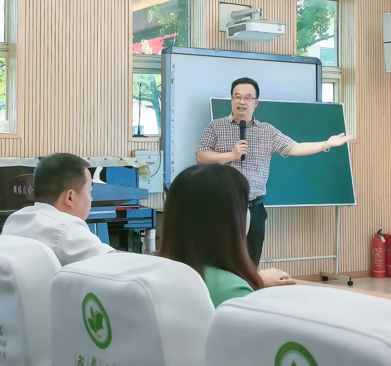 区教科院小学语文教研员付建勇主任开展推进小学阅读实践专题讲座