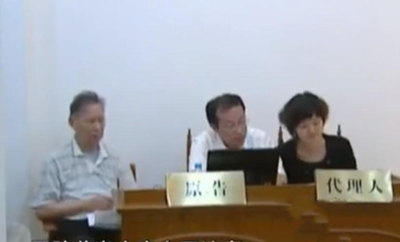 2009年8旬老人将房产证借给孙女，房子被转走，老人：不是亲孙女