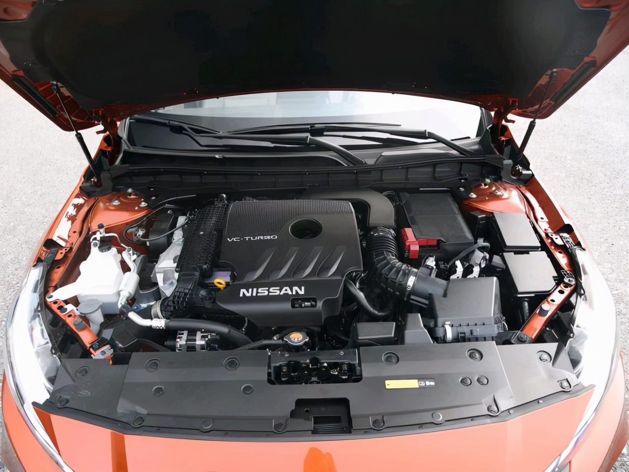 开完日产天籁，再试驾丰田凯美瑞，车主：深入对比一下就知道差距