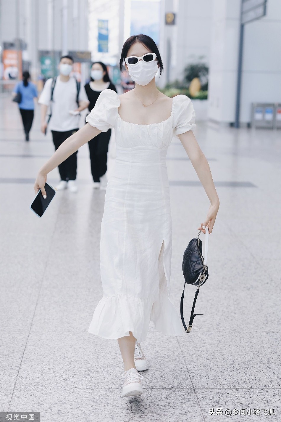 任敏现身机场和镜头打招呼 穿白色泡泡袖连衣裙好清新