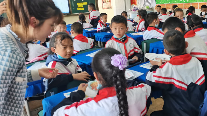 成都市双流区棠湖小学与巴塘县人民小学开展教育联盟活动