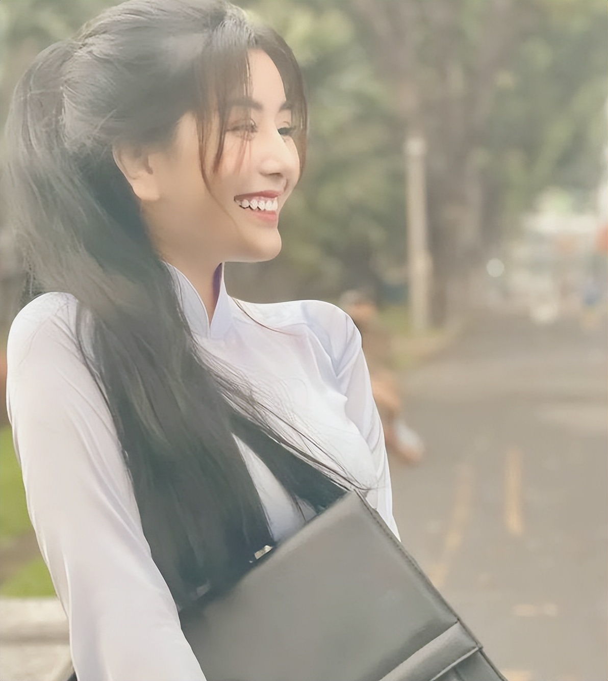 高中女孩被称为“纯欲系校花”！普通校服穿出高级感，令学生羡慕