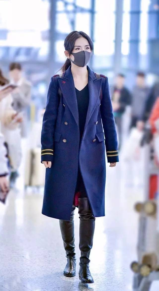 “谢娜”的衣品终于逆袭！穿牛油果绿棉服配运动裤，减龄如同18岁