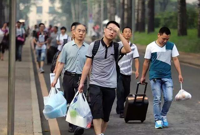 当代大学生，除了要生活费很少与父母联系，是无情还是另有隐情