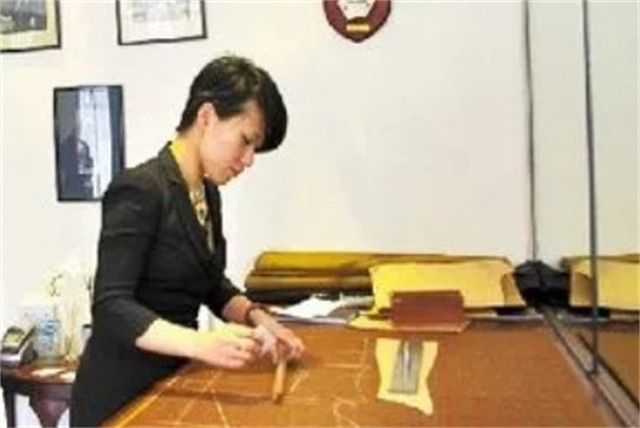 这个东北女孩，在英国上演逆袭童话，查尔斯王子曾找她定制礼服