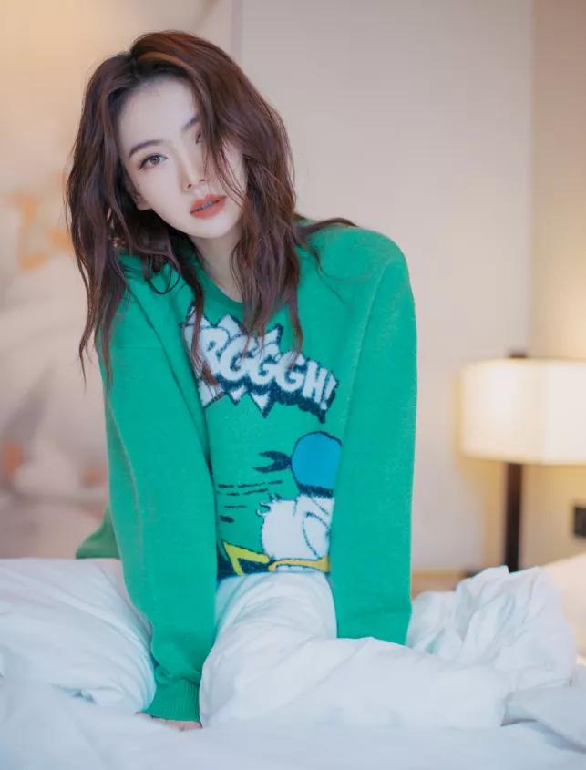 戚薇：气质独特，妩媚动人，魅力十足