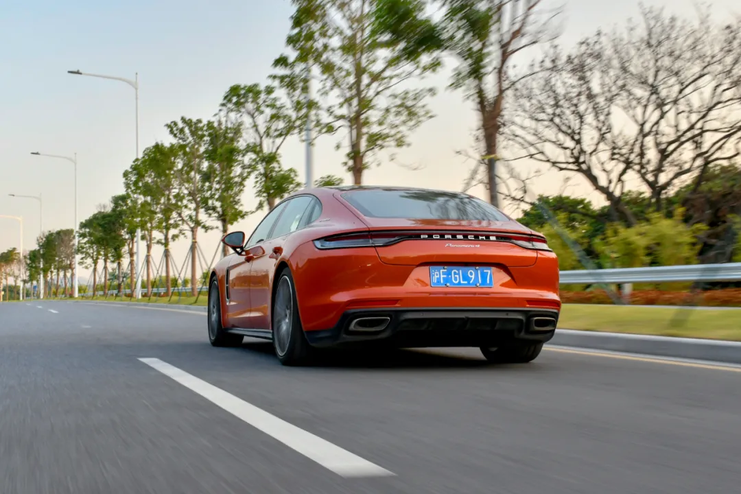 跑车的操控,豪车的舒适,这台保时捷比奔驰更香?