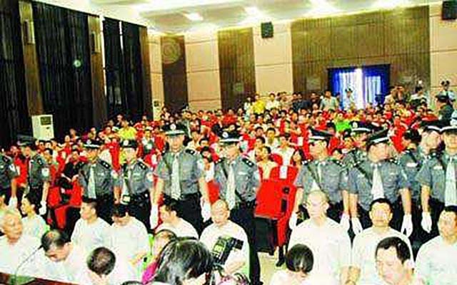 05年审判陈毅锋时欲抹黑执法部门，声称遭受私刑：被吊了15个小时