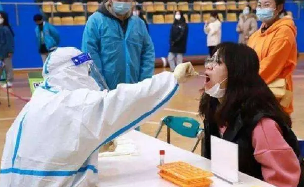 吉林白医专封校，校领导给学生买十几头活猪，各专业学生调侃走红