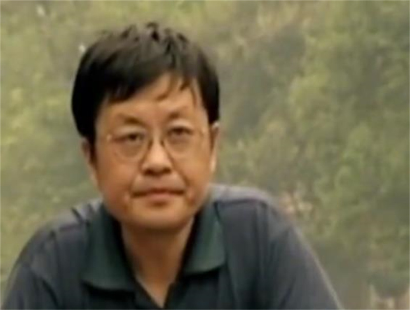 2002年女儿喊陌生男子爸爸，父亲接到男子电话：我看看咱俩有多像