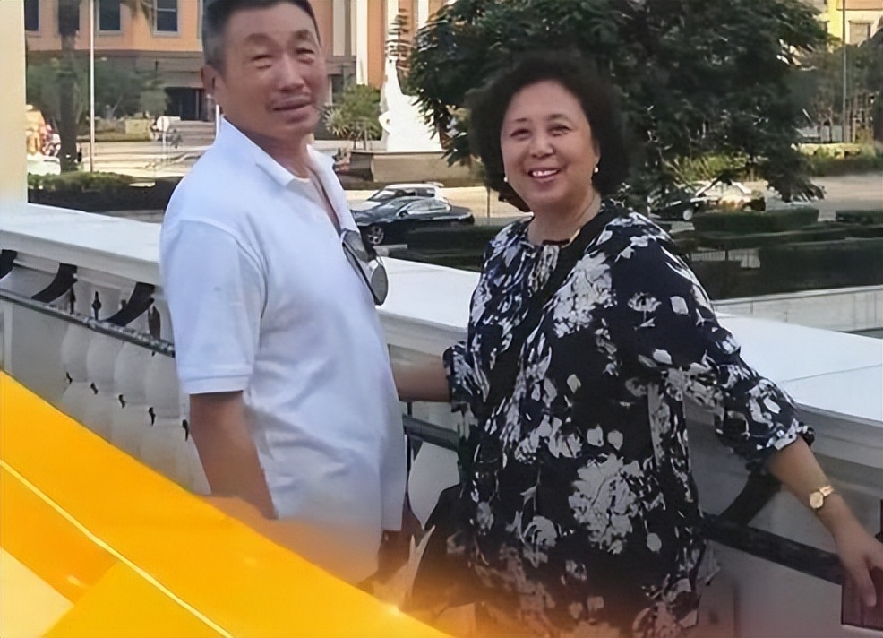 这个被丈夫誉为"黑美人"的女孩就是杜源的妻子,范小春.