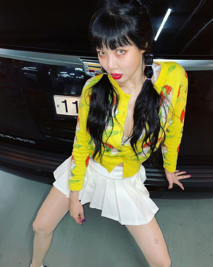 金泫雅晒近照白色迷你百褶短裙性感美貌吸睛将于7月回归