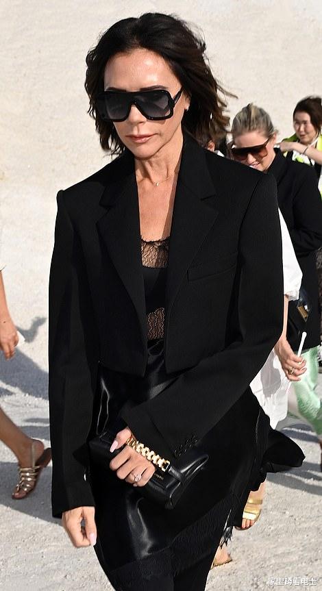 48岁贝嫂衣品不如C罗女友，时装秀比美，被老戏骨的25岁娇妻艳压