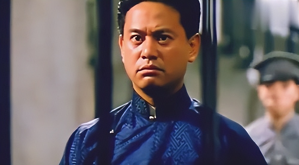 《上海滩》42年过去，演员差距大，男二66像36岁，2位老戏骨离世