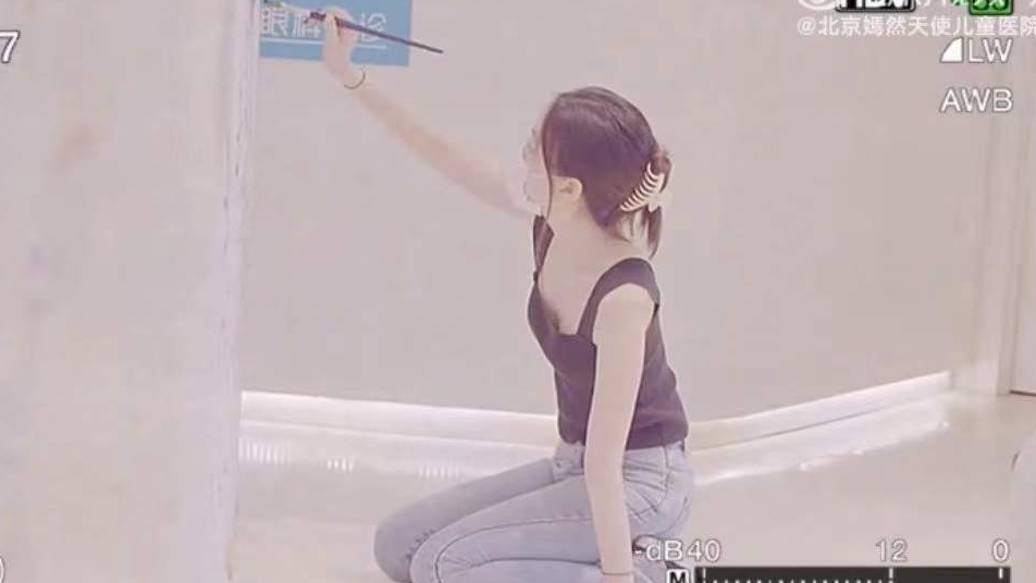 15岁李嫣在嫣然医院墙上作画，穿吊带上衣，亭亭玉立初具女神范儿