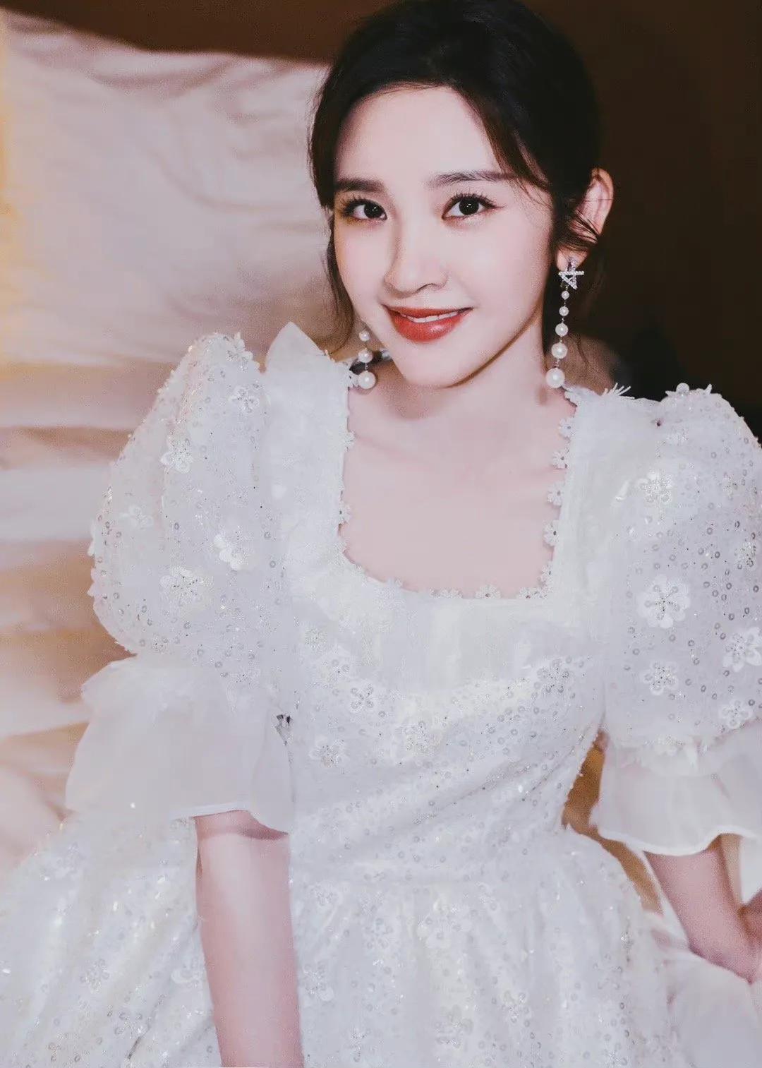 唐艺昕近期穿搭