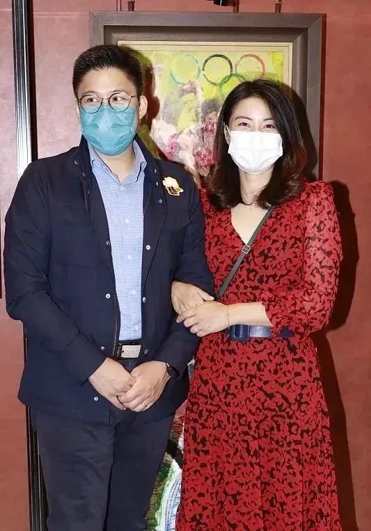 郭晶晶罕见与婆婆同现活动，她印花红裙温柔似水，婆婆一看就强势