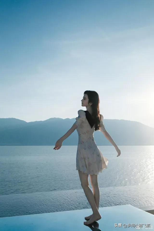 景甜晒甜美风生日写真大片 着连衣裙手拿鲜花夏日感满满