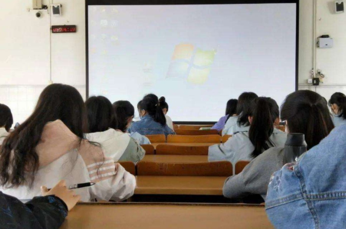 教师招聘门槛提高，学历标准严格明确，有些学生毕业即失业