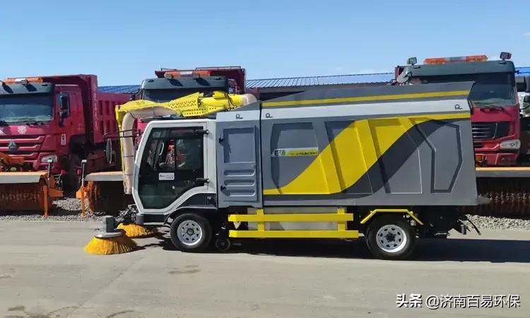 ​纯电动树叶收集车送达新疆客户指定地点并且进行试驾