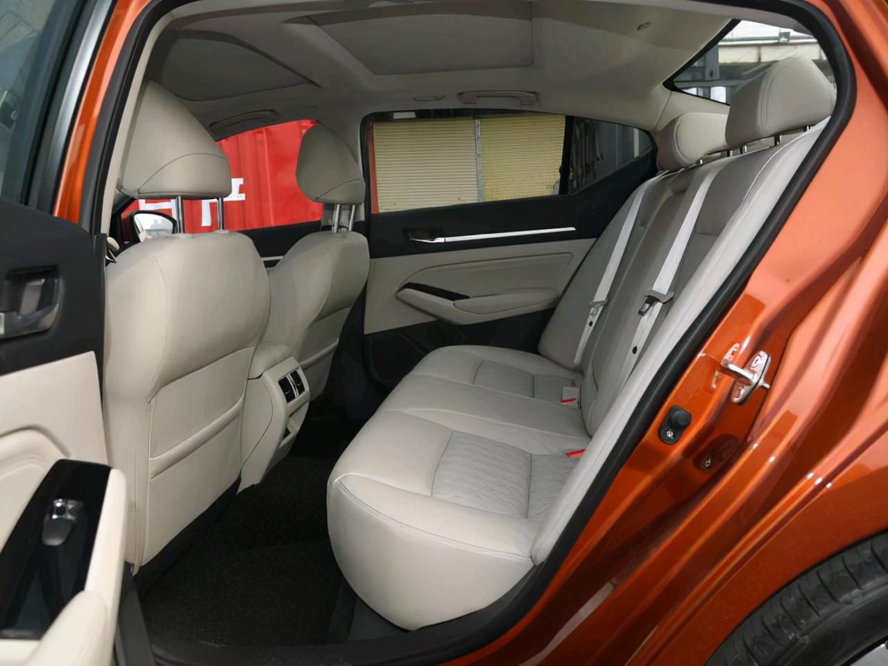 开完日产天籁，再试驾丰田凯美瑞，车主：深入对比一下就知道差距