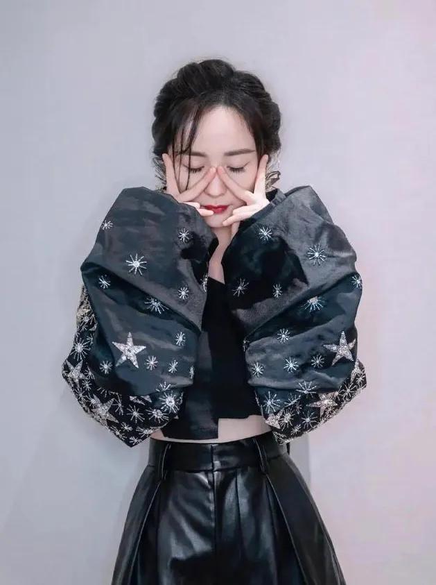 杨幂双尾麻花辫少女风—清新装扮，青春靓丽，俏皮灵动