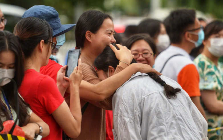 “连呼吸都有错”，高三学生的家长有多卑微？老师直言看着都心酸