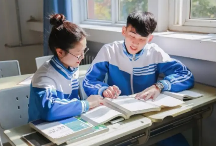 为何初中多是“男女同桌”？班主任老师的小心思，家长了解过吗？