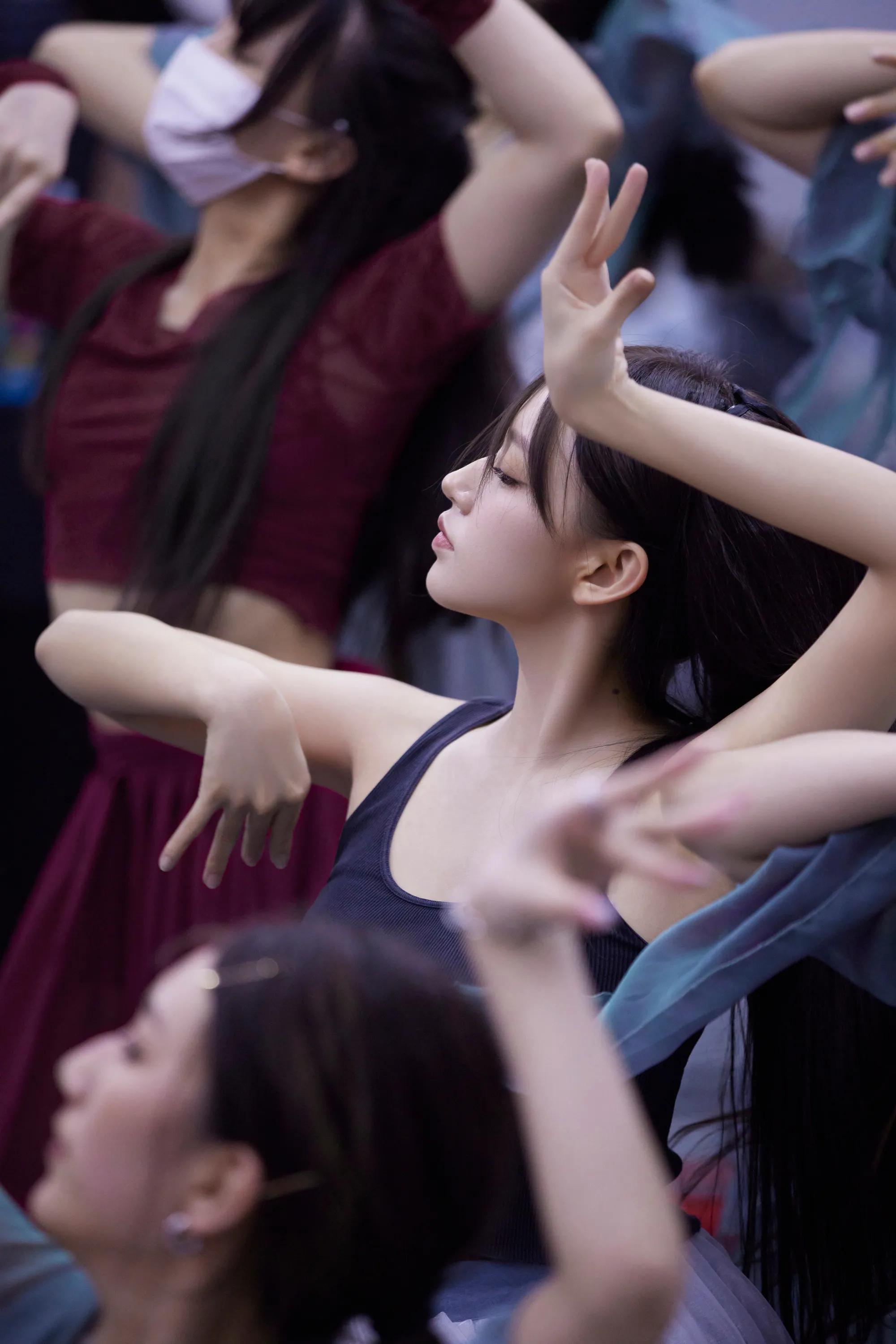 程潇了不起舞社，这一身服装仙气飘飘